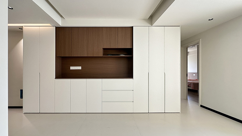 純白與木色交織，演繹簡約生活美學(xué)