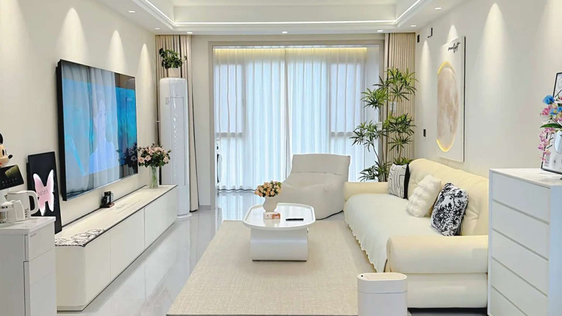 簡(jiǎn)約風(fēng)空間敘事，白米色調(diào)與綠植的純粹美學(xué)