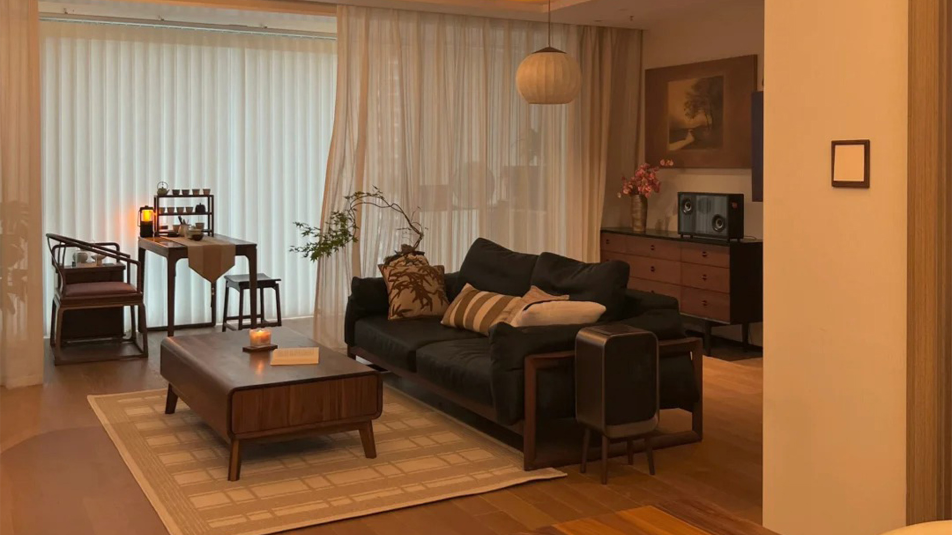 中古風(fēng)客廳：暖調(diào)木質(zhì)與復(fù)古燈飾的溫馨協(xié)奏