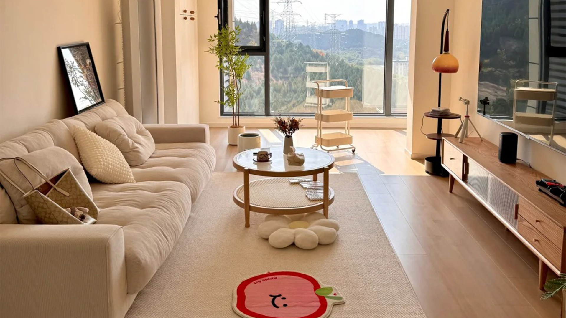 現(xiàn)代簡(jiǎn)約風(fēng)｜淺色系自然光，綠植點(diǎn)綴舒適空間