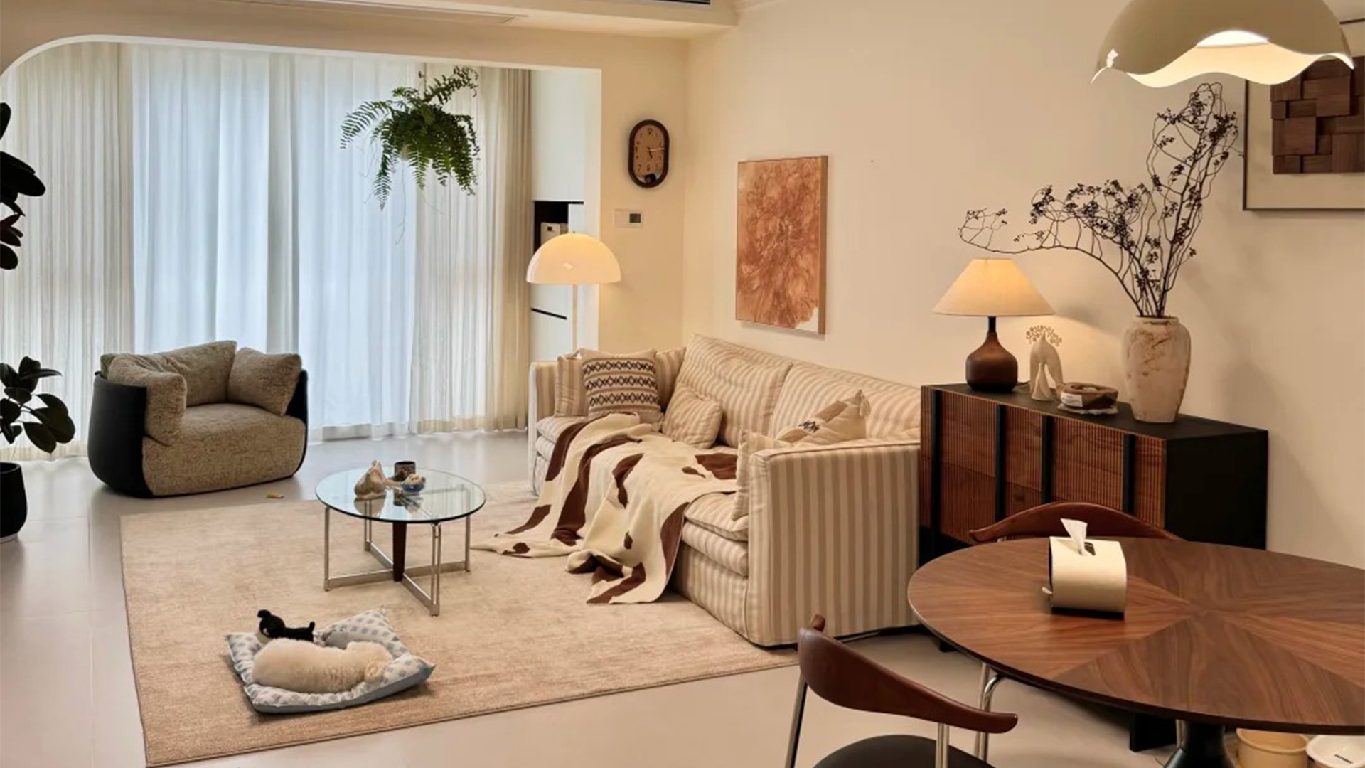 奶油風(fēng)裝修 | 暖調(diào)米色中的布藝木質(zhì)與綠植詩(shī)意組合