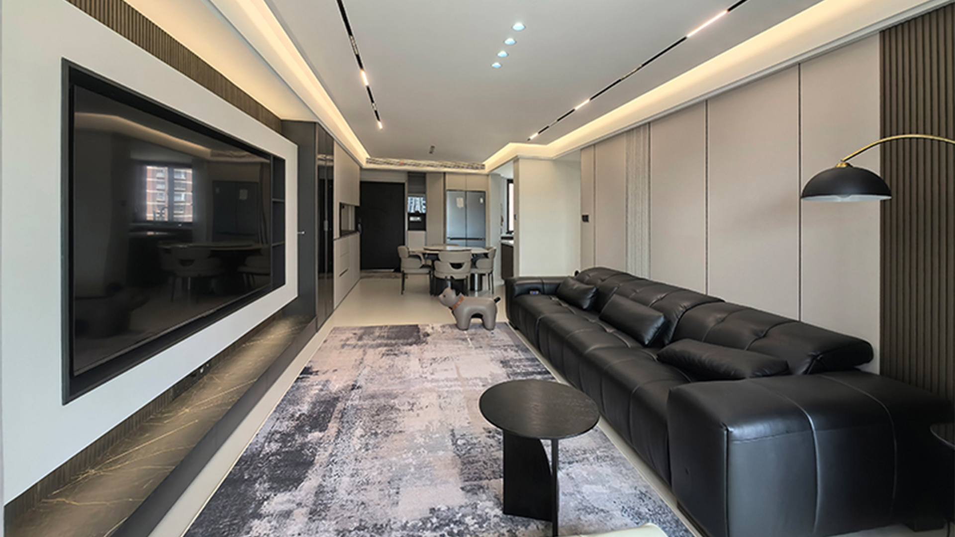 現(xiàn)代簡約風(fēng) | 中性色調(diào)與材質(zhì)協(xié)奏，無主燈設(shè)計(jì)高效空間