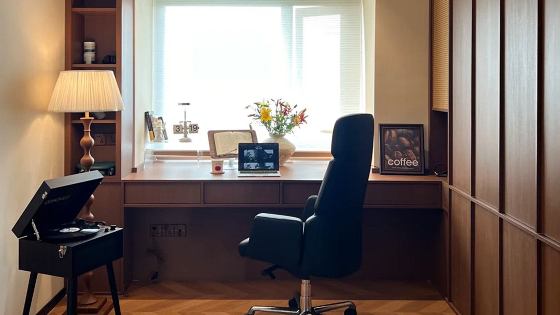 中古風|暖調(diào)木紋空間，古典柱式點綴時光溫柔流轉(zhuǎn)